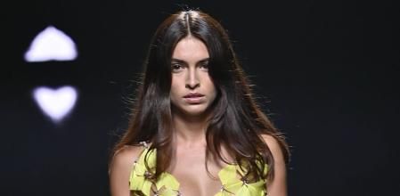 Lucía Rivera durante su desfile para Isabel Sanchís en la Mercedes-Benz Fashion Week Madrid