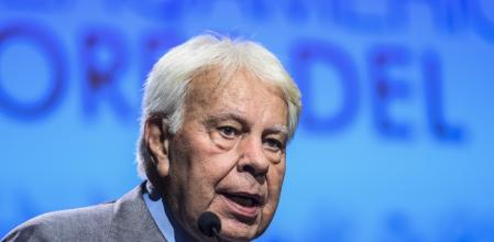 SEVILLA, 14/09/2023.- El expresidente del Gobierno Felipe González en su discurso tras recibir el Premio Iberoamericano Torre del Oro, un reconocimiento por parte de la Fundación Cajasol y la Cámara de Comercio de Sevilla, hoy jueves en la capital andaluza. EFE/ Raúl Caro.