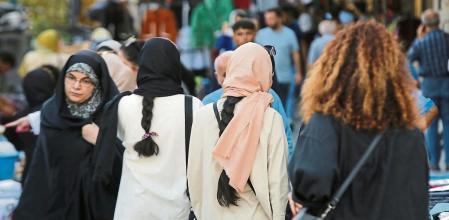 Tehran (Iran (islamic Republic Of)), 13/09/2023.- Iranian women, some without the mandatory headscarf, walk in a street in Tehran, Iran, 13 September 2023. Iranians are marking the first anniversary of Mahsa Amini's death which led to nationwide protests over the country's mandatory dress code (Hijab) law. Protests erupted after the death of 22-year old Iranian woman, Mahsa Amini, detained by morality police for not wearing the hijab properly in September 2022. Since then, a growing number of women in the country have been defying authorities by removing the headscarf. (Protestas, Teherán) EFE/EPA/ABEDIN TAHERKENAREH
