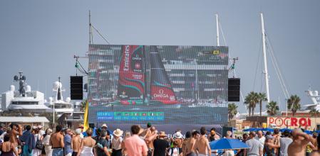 La gente siguió la competición a través de una pantalla gigante