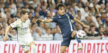 MADRID, 17/09/2023.- El centrocampista japonés de la Real Sociedad, Take Kubo (d), intenta controlar el balón ante el defensa del Real Madrid, Fran García, durante el encuentro correspondiente a la quinta jornada de primera división que disputan hoy domingo en el estadio Santiago Bernabéu, en Madrid. EFE / Juan Carlos Hidalgo.