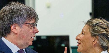 Brussels (Belgium), 04/09/2023.- Member of the European Parliament Carles Puigdemont (L) and Spanish Second Deputy Prime Minister and Sumar party leader Yolanda Diaz speak in Brussels, Belgium, 04 September 2023. (Bélgica, Bruselas) EFE/EPA/OLIVIER MATTHYS