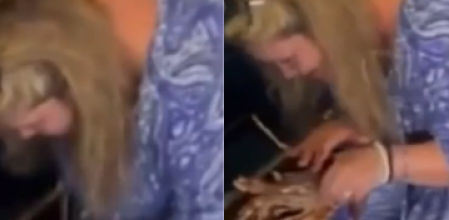 La turista acaricia a la langosta antes de devolverla al mar