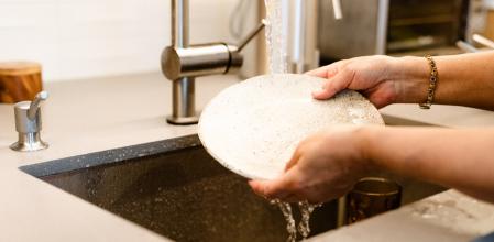 No se deben enjuagar los platos antes de meterlos en le lavavajillas.