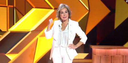 Ana Rosa Quintana vistiendo de blanco