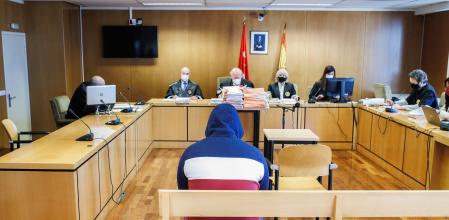 Ella le acusa de tocarle el culo y él dice que se confunde porque en el bar había más negros