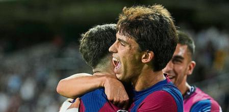 BARCELONA, 19/09/2023.- Los jugadores del FC Barcelona, Gavi (i) y el portugués Joao Felix, celebran el cuarto gol del equipo blaugrana durante el encuentro correspondiente a la fase de grupos de la Liga de Campeones que disputan hoy martes frente al Royal Amberes en el estadio Olímpico de Montjuic, en Barcelona. EFE / Alejandro García.