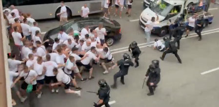 Un grupo de aficionados del Amberes se enfrentó se enfrentó a los Mossos en la previa del partido