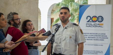 El Jefe del Grupo de Protección al Menor de la Unidad Central de Ciberdelincuencia, Javier Izquierdo de la Rosa, atiende este miércoles, a los medios de comunicación en relación a la investigación que se está llevando a cabo en la localidad de Almendralejo (Badajoz), a raíz de la publicación de fotografías desnudas creadas o manipuladas con inteligencia artificial, en el Palacio de la Aduana en Málaga.