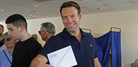 El candidato a la dirección del partido SYRIZA-Alianza Progresista Stefanos Kasselakis emite su voto en una mesa electoral en Atenas, Grecia, el 17 de septiembre de 2023. El proceso de elección de un nuevo líder para la principal oposición SYRIZA-Alianza Progresista comenzó a principios del 17 de septiembre para la primera vuelta entre los candidatos Effie Achtsioglou, Nikos Pappas, Stefanos Kasselakis, Stefanos Tzoumakas y Euclides Tsakalotos