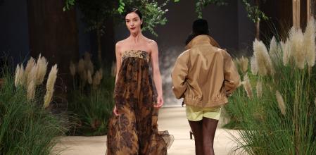 Una modelo desfila en la pasarela de Milán con un diseño de la nueva colección primavera/verano 2024 de Max Mara