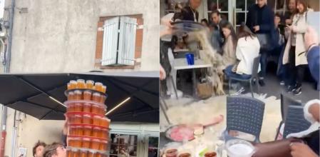 El camarero llevando las ocho bandejas de cerveza que acaban en el suelo