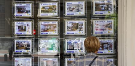 Una mujer mira la oferta de viviendas en una inmobiliaria este viernes en Bilbao