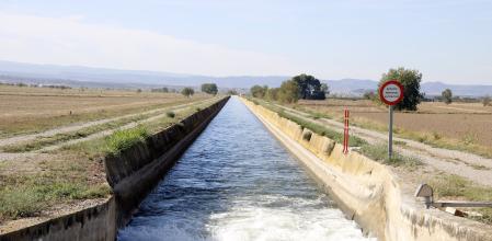 El Canal d'Urgell con agua circulando entre Bellpuig y Arbeca.