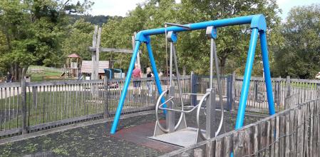 Columpio para niños en silla de ruedas, en Echternach.