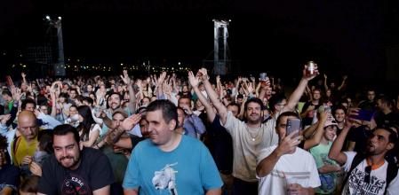 El público llenó todo el espacio disponible en la playa del Bogatell
