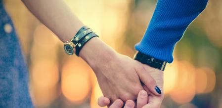Una pareja cogiéndose de la mano