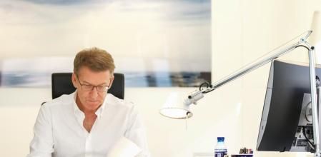 El presidente del PP, Alberto Núñez Feijóo, estuvo todo el lunes preparando su debate de investidura de mañana