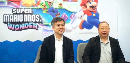 Shiro Mouri y Takashi Tezuka, director y productor de Super Mario Bros. Wonder, durante su entrevista con Guyana Guardian