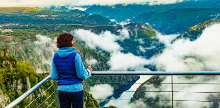 Una mujer contempla el cañón del río Sil desde el mirador de Cabezoás