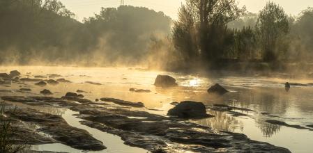El río Ter humeante y con muy poca agua, en Manlleu.