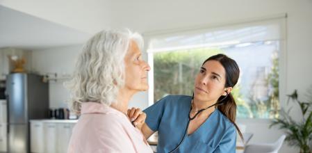 La insuficiencia cardiaca es la primera causa de hospitalización en
mayores de 65 años en España