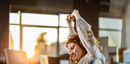 Se pueden aprovechar los descansos en la oficina para realizar estiramientos, ejercicios sencillos o caminar