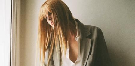 Modelo con los zapatos destalonados de Zara