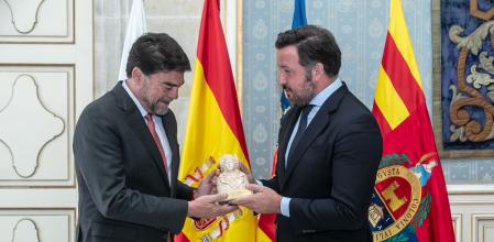 El alcalde de Elx, Pablo Ruz, hace entrega de una reproducción de la Dama al alcalde de Alicante, Luis Barcala, en el Salón Azul del Ayuntamiento de Alicante.