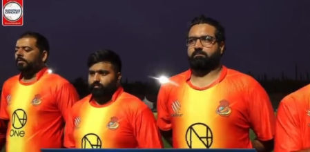 La selección española de cricket durante el himno nacional