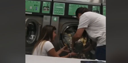 Las dos chicas observando el panorama