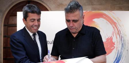 Carlos Mazón con el diseñador de la campaña del 9 d'Octubre