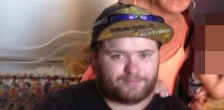 Su ropa queda atrapada en una cinta transportadora mientras trabaja, lo arrastra y muere