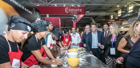 El presidente de la Generalitat, Carlos Mazón ha recorrido la feria acompañado de los organizadores y otras autoridades.