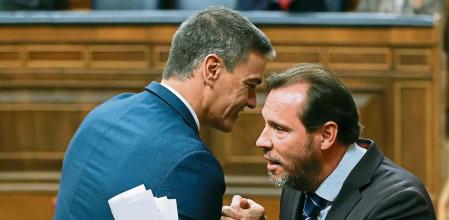 -FOTODELDIA- MADRID, 29/09/2023.- El diputado socialista, Óscar Puente (i) recibe la felicitación del presidente del Gobierno en funciones, Pedro Sánchez (d) tras la réplica al líder del Partido Popular y candidato presidencial, Alberto Núñez Feijóo durante la segunda votación a su investidura, este viernes en el Congreso. EFE/Sergio Pérez