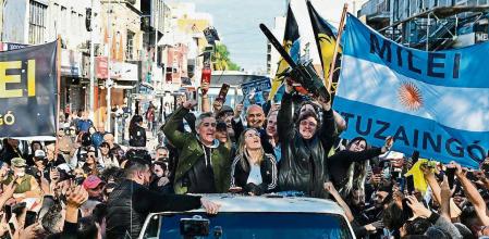 Argentine congressman and presidential candidate for the La Libertad Avanza Alliance, Javier Milei (C-R), waves a chainsaw during a campaign rally in San Martin, Buenos Aires province, Argentina, on September 25, 2023. (Photo by Luis ROBAYO / AFP)
