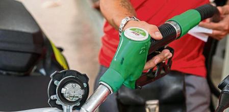 Gasolineras, surtidores de gasolina, repostando.