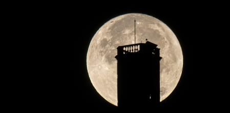 La superluna de la cosecha encajada en el campanario de la ermita de Sant Sebastià.