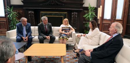 Catalá junto a los representantes de Real Academia de Cultura Valenciana, Lo Rat Penat, el Ateneo Mercantil y el Casino de Agricultura,