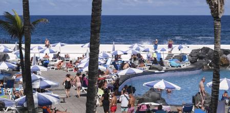 Turistas en Tenerife; las islas Canarias comienzan ahora su temporada alta