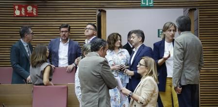 Varios diputados del PP conversan antes de iniciarse la sesión plenaria de este miércoles.