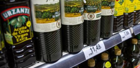 MADRID, 28/09/2023.- Vista del precio del aceite de oliva en un mercado de Madrid este jueves. Los precios de consumo subieron en España un 3,5 % en tasa anual en septiembre, nueve décimas más que en agosto cuando el alza fue del 2,6 %, debido al encarecimiento de la electricidad y los carburantes. EFE/ Daniel González