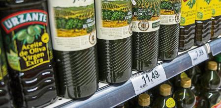 MADRID, 28/09/2023.- Vista del precio del aceite de oliva en un mercado de Madrid este jueves. Los precios de consumo subieron en España un 3,5 % en tasa anual en septiembre, nueve décimas más que en agosto cuando el alza fue del 2,6 %, debido al encarecimiento de la electricidad y los carburantes. EFE/ Daniel González