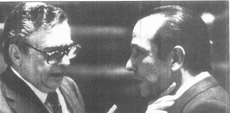 el portavoz del Grupo Popular, Ruiz Gallardón, conversa con el ministro de Justicia, Fernando Ledesma, protagonistas antagónicos de la polémica ley