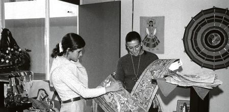 MÉXICO JUEGOS OLÍMPICOS - EQUIPO ESPAÑOL DE NATACIÓN: CIUDAD DE MÉXICO, 25/10/1968.- Las nadadoras españolas María Paz Corominas (izda) y Pilar von Carsten en una tienda de souvenirs, durante una salida de compras por la capital mexicana. EFE/ra