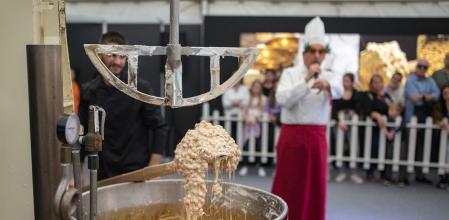 Demostración de elaboración de turrón de Agramunt.