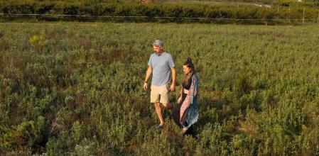 Sergi Ruíz y Tatiana Segura en los terrenos de cultivo de Esparraguera donde proyectan cultivar espárragos y aprovechar los olivos dentro del proyecto “ Banc de terres de Montserrat”.