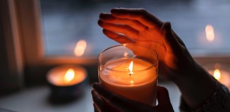 La primera vez que enciendas una vela, deja que se derrita toda la superficie de la cera.