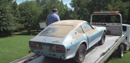 El auto que llevaba 44 años sin ser lavado.