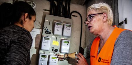foto XAVIER CERVERA 08/11/2018 
Yolanda, en el piso de carmen, en ciutat meridiana, nou barris distrito, barcelona, es una agente energetica del ajuntament de barcelona q visita pisos y ayuda en diferentes aspectos : mejorar gasto electrico, cambiar lamparas, optimizar caldera, sellar bien las puertas para q no entre el frio, etc
Los participantes en el segundo Congrés Català de Pobresa Energètica han exigido hoy a la Generalitat que, de una vez, siente en la mesa de negociación a las compañías eléctricas para firmar los convenios en los que se debe determinar quién sufraga las facturas impagadas de la familias que han recurrido a la ley 24/2015 para que no les corten el suministro. La alcaldesa de Barcelona Ada Colau,junto a otros ayuntamientos y la Taula del Tercer Sector Social,ha liderado la reivindicación para que se pacte una condonación de la deuda acumulada por las personas sin recursos. Que deben ser las compañías las que asuman la totalidad de los impagos acumulados.